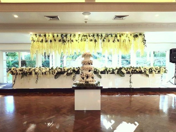 4 tier cake placed on top of gloss cake table